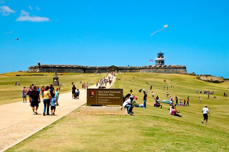 Volando chiringas en el Castillo San Felipe del Morro