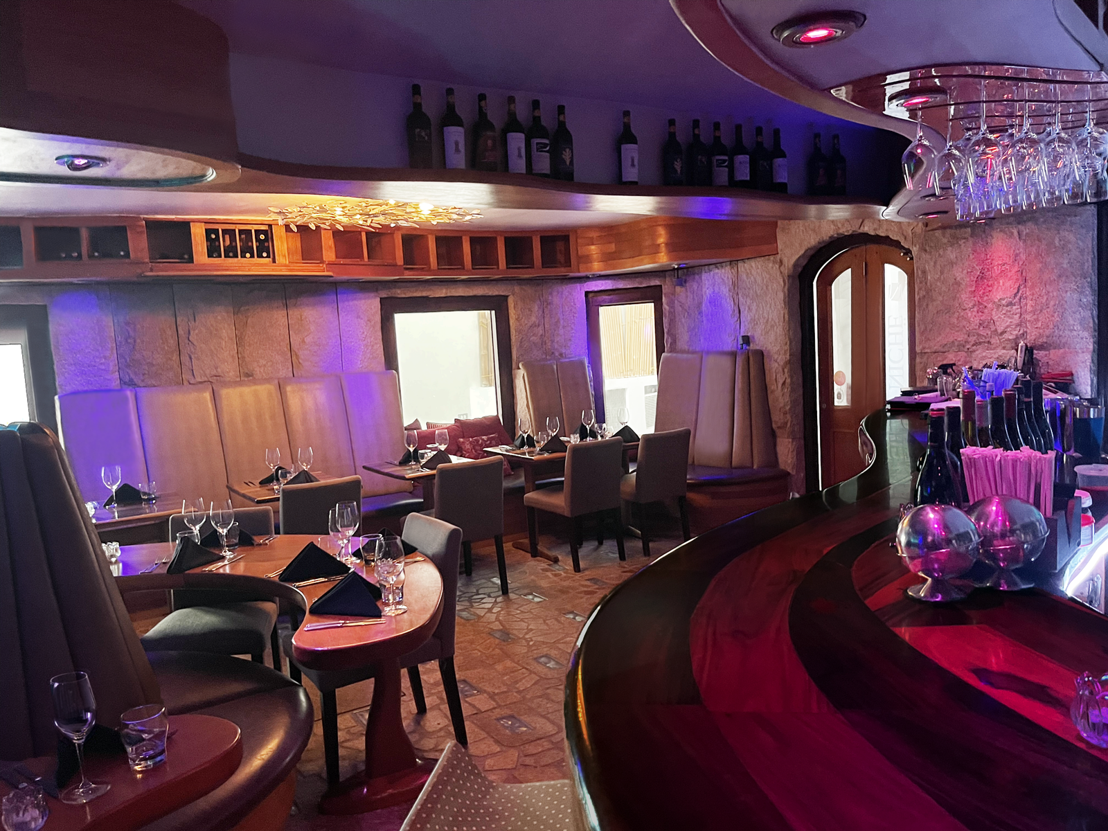Niche bar seating.ps